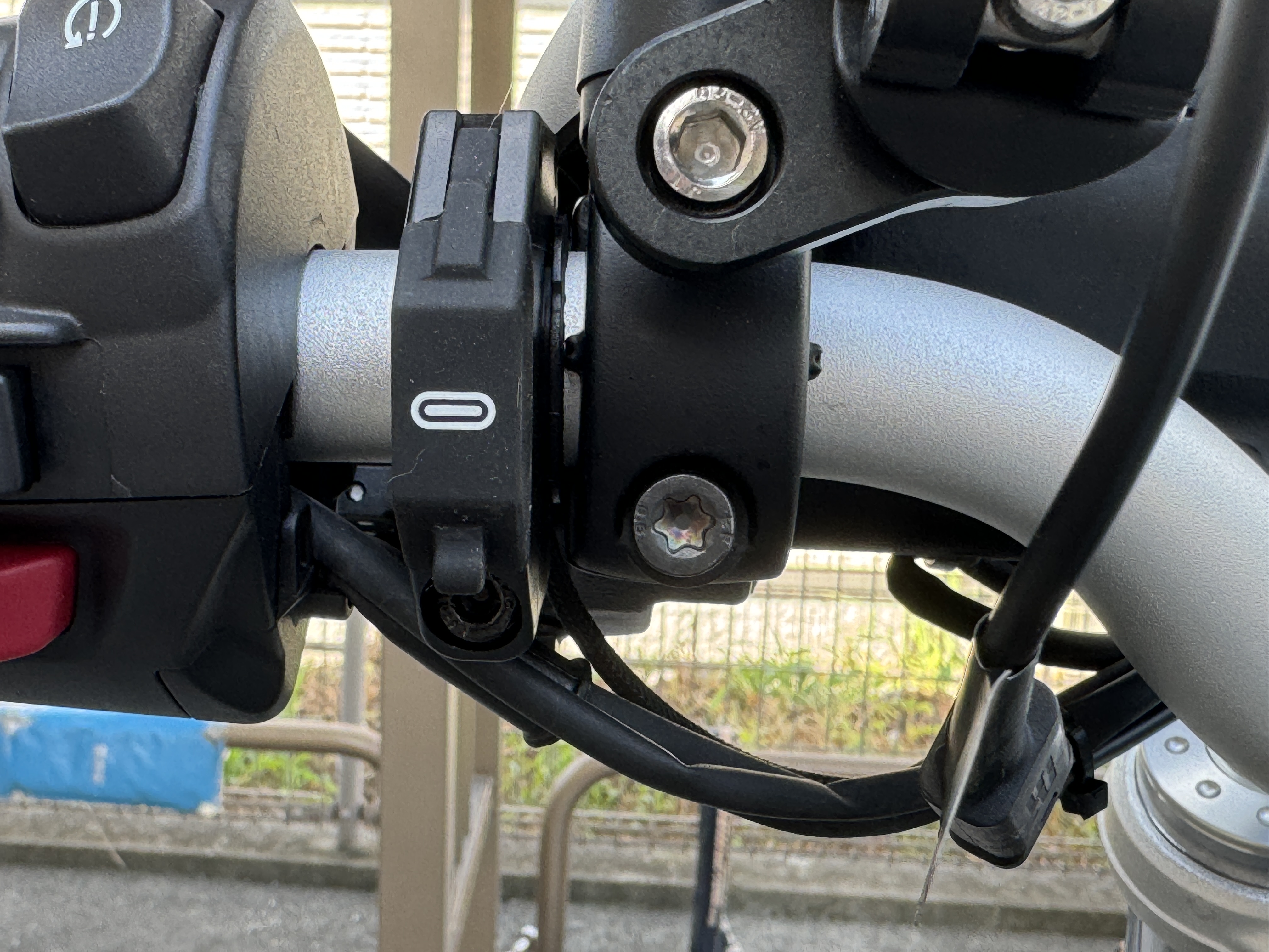 デイトナのバイク専用電源スレンダーUSBを自分で取り付けてみた〜D-UNIT EASYを使えばメチャ簡単〜