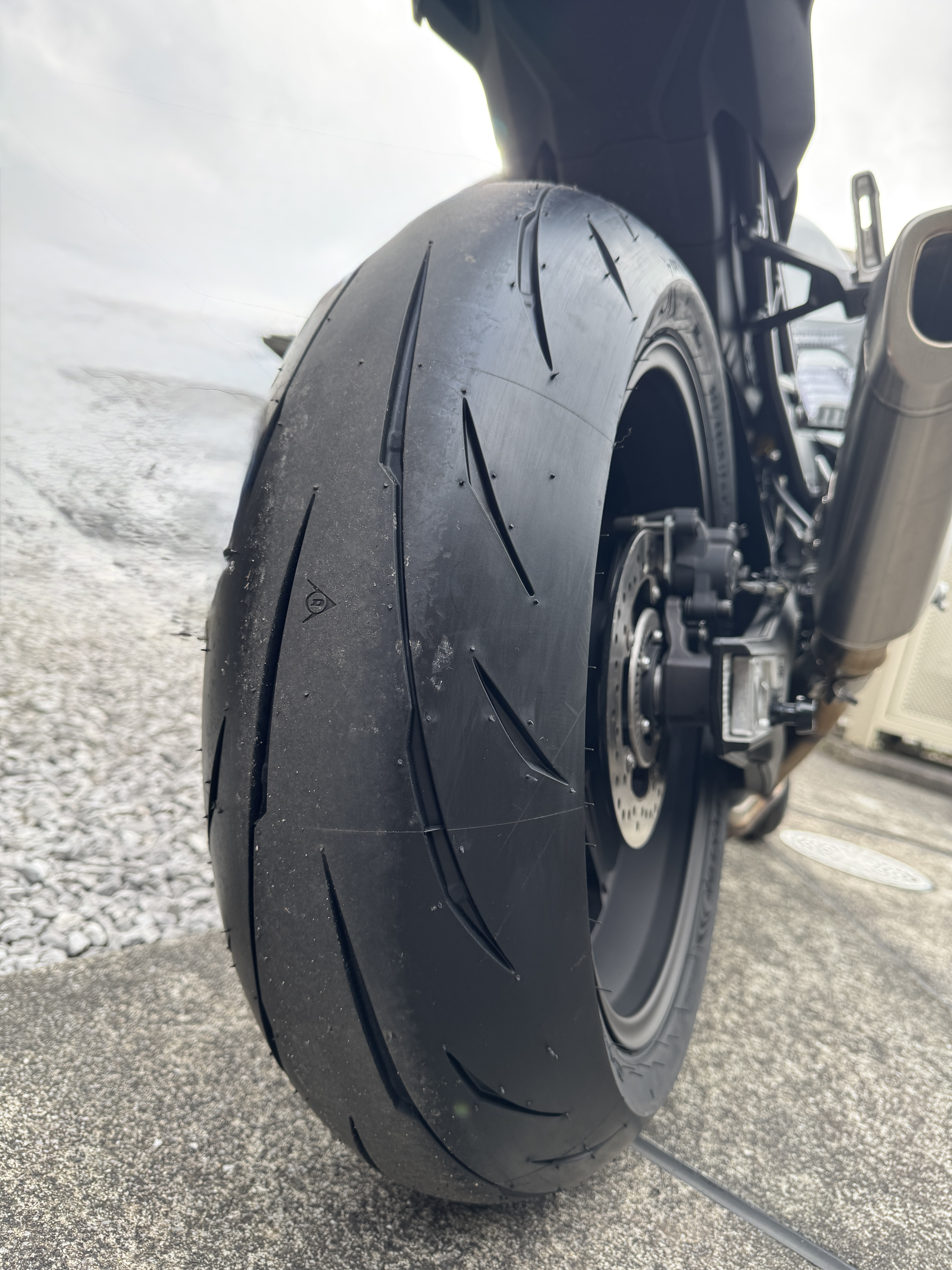 【レビュー】ダンロップ Q5A 〜BMW ’23 S1000RRに履かせてみた〜